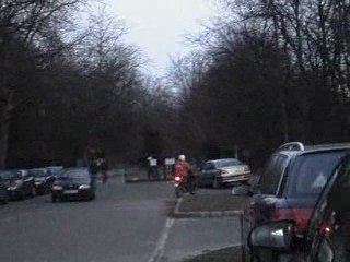 Iza ary io mitondra vespa any Paris io?