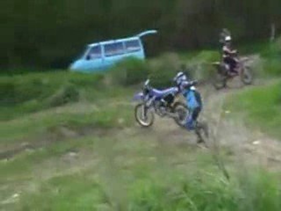 Regis fait de la moto cross