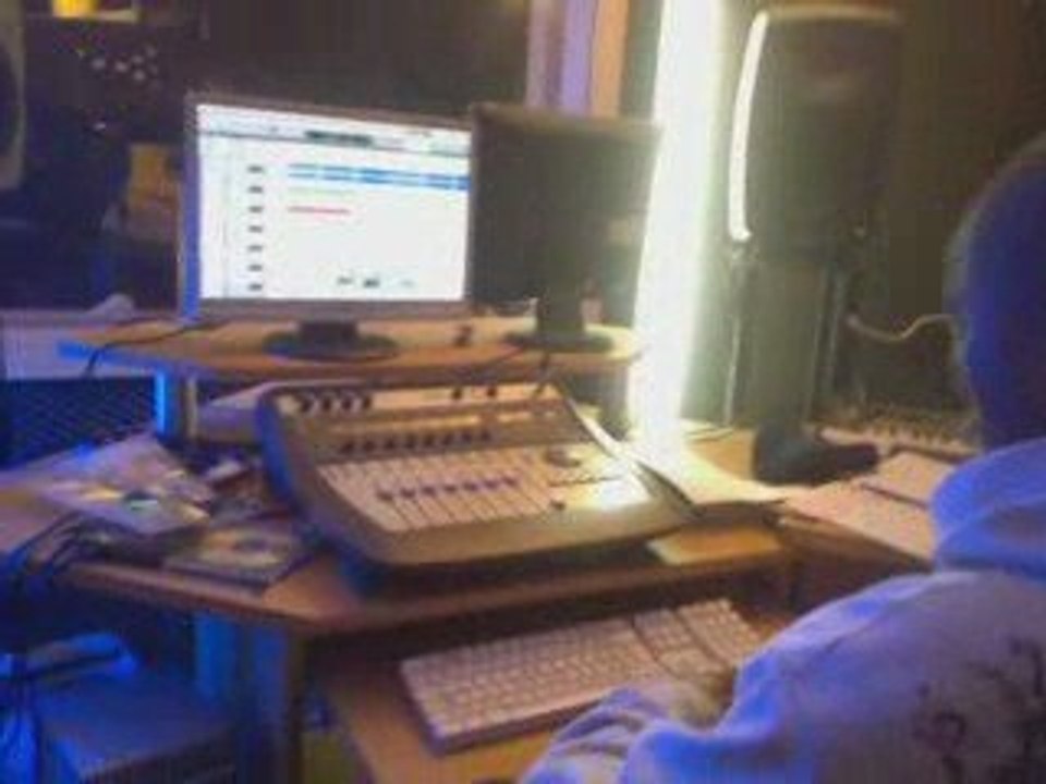 Kems devant la table de mix