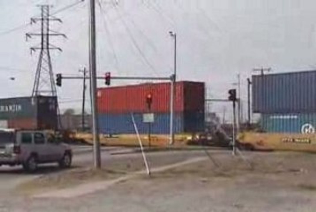 NS #2209 pulls in intermodal containers