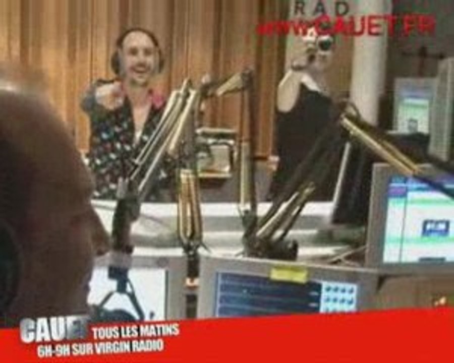 PETE DOHERTY EMBRASSE CAUET