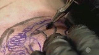Marc chez le tatoueur - 3600 secondes d'extase
