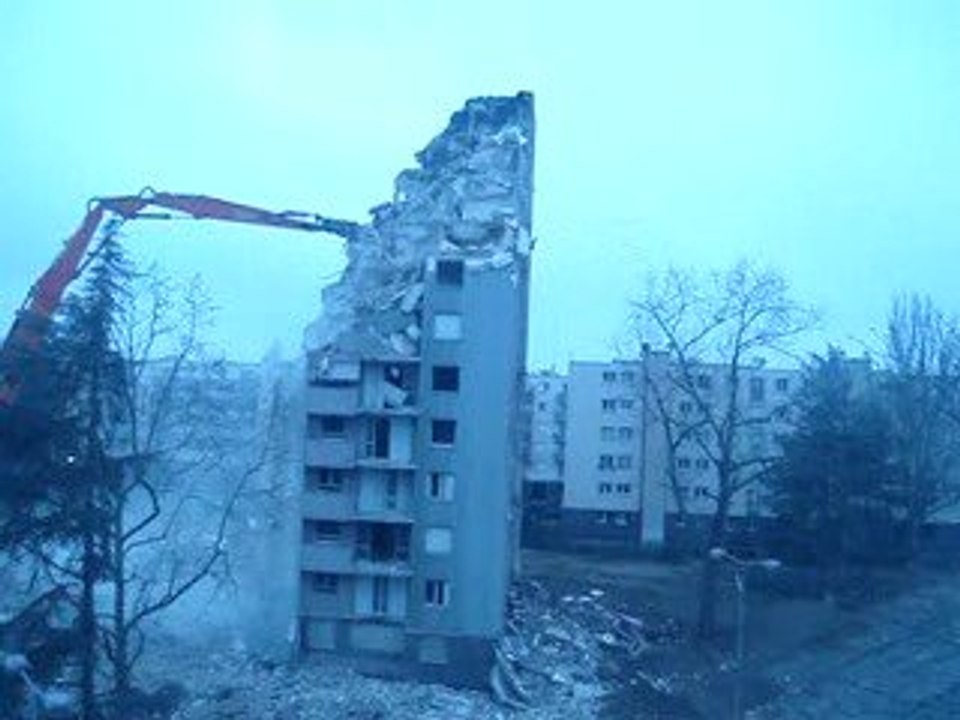 DESTRUCTION ET CE QUIL RESTE de la derniere tour des etangs