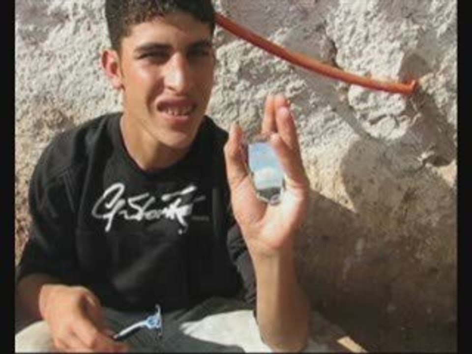 Khalid se lave au Douar Maroc
