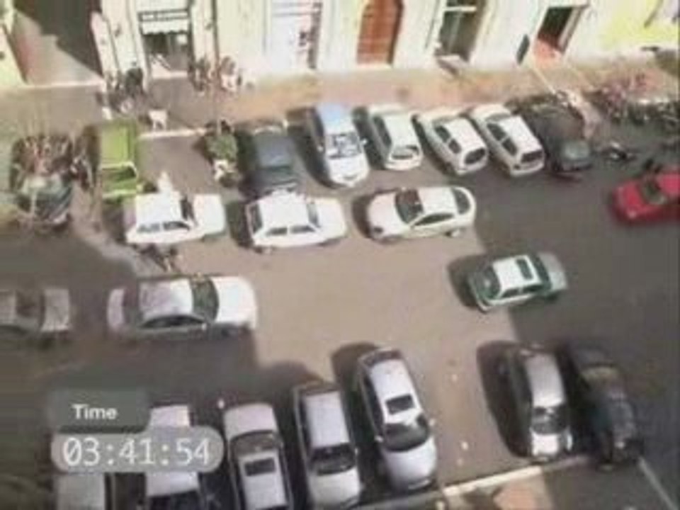 Femme-garer-voiture-place-parking