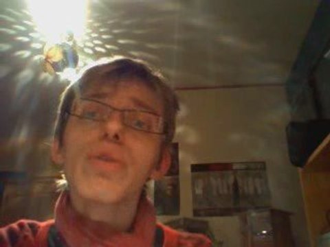 Lucie chante 4 mots sur un piano