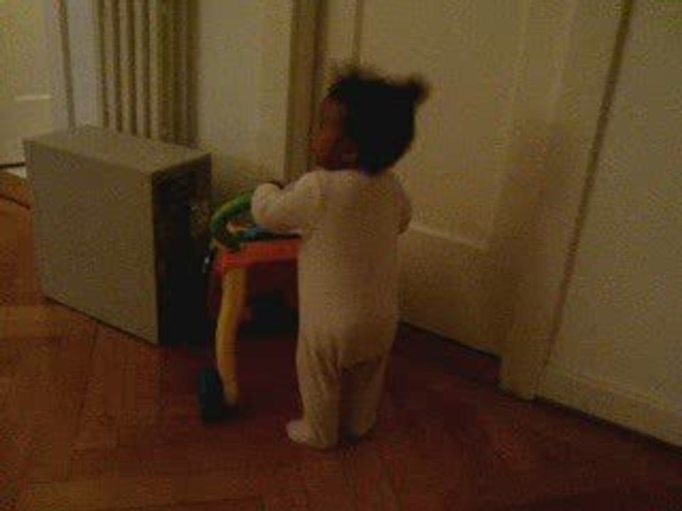 Kiara 11 mois pousseur