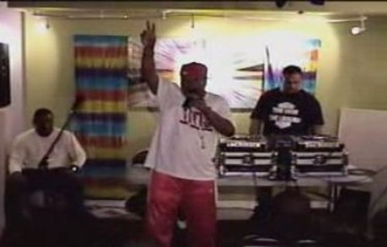 Ho! & 2 Turntables & A Mic