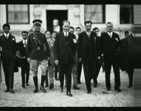 SARI SAÇLI MAVİ GÖZLÜ MUSTAFA KEMAL ATATÜRK