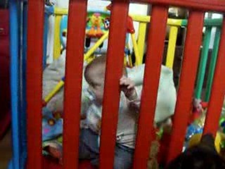 Mathis a 7 mois qui se  léve