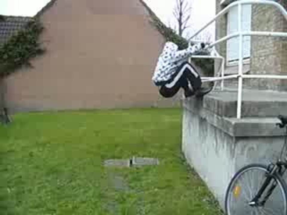 Régis roi de la glisse ( glisse sur une barrière )