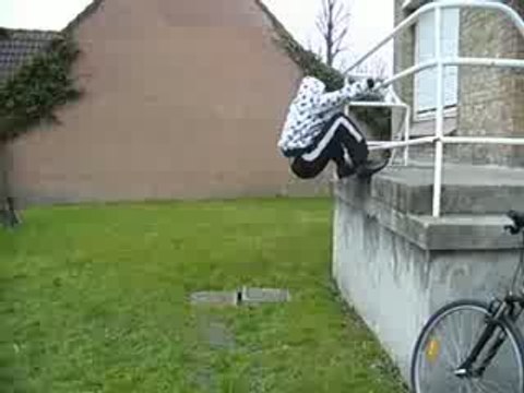 Régis roi de la glisse ( glisse sur une barrière )