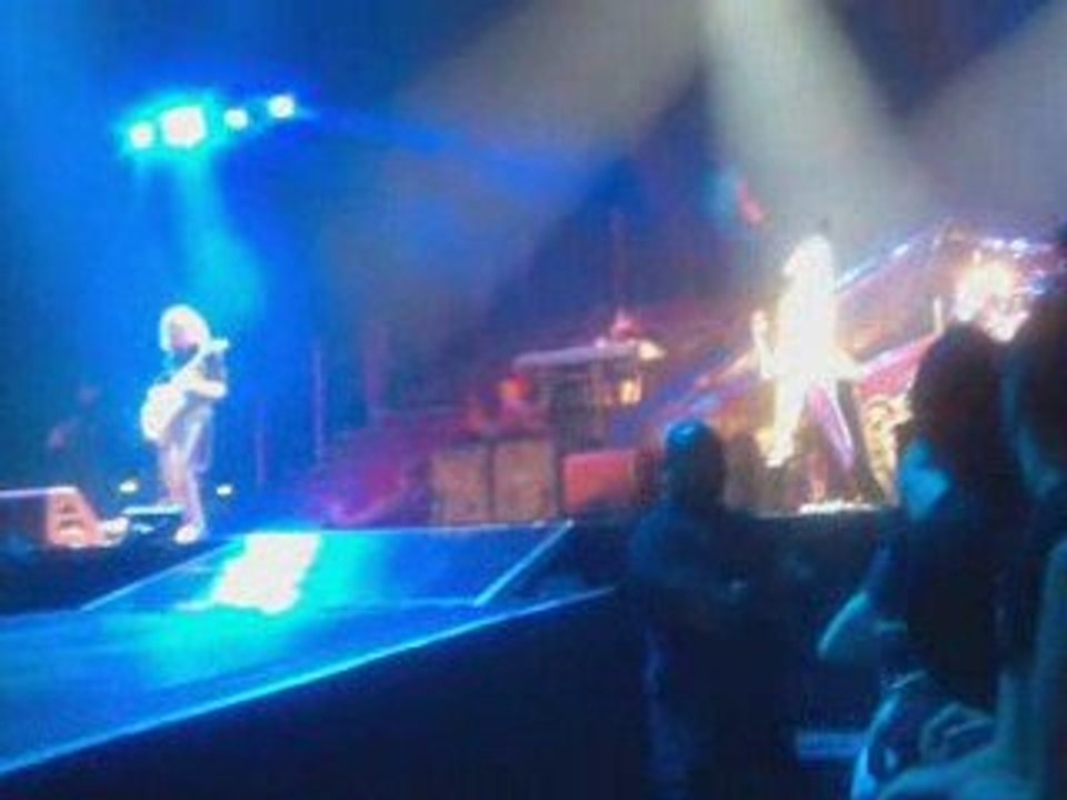 P!NK LIVE BERCY 09-03-09 BOHEMIAN RAPSODY