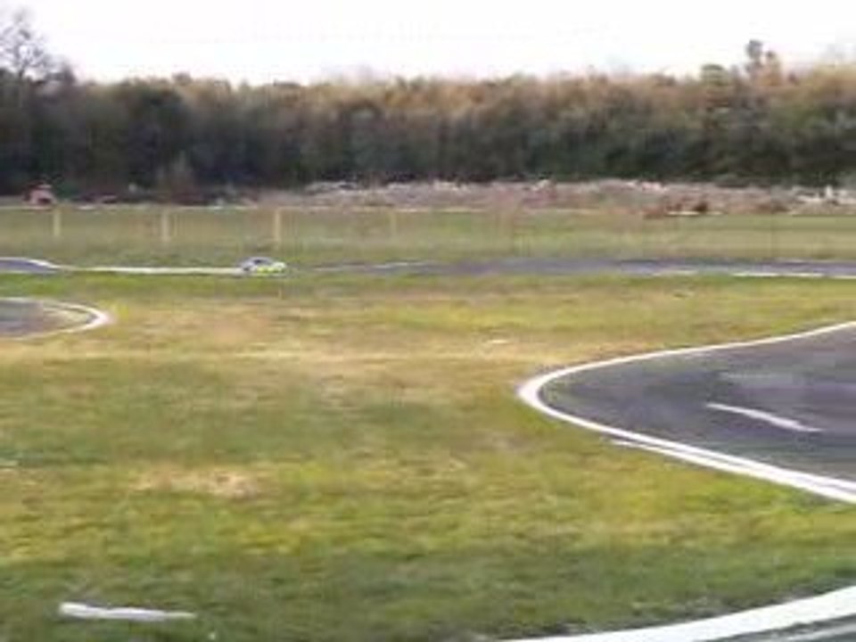 Essai sur la piste mouillé ca glisse