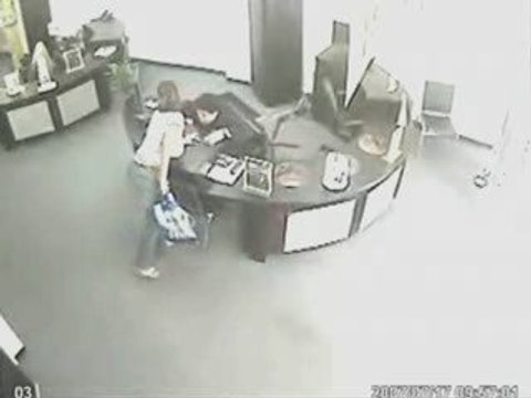 regis tombe de sa chaise