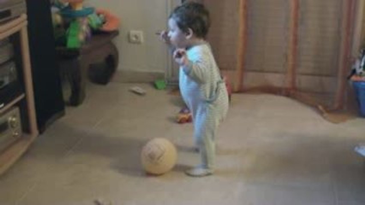 Evann marche et joue au foot