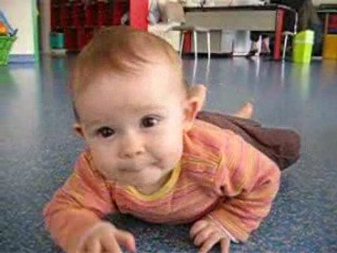 mila a la garderie (elle ne lache pas sa maman lol)