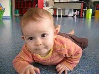 mila a la garderie (elle ne lache pas sa maman lol)
