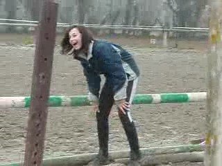 Laura faisant le cheval (lL