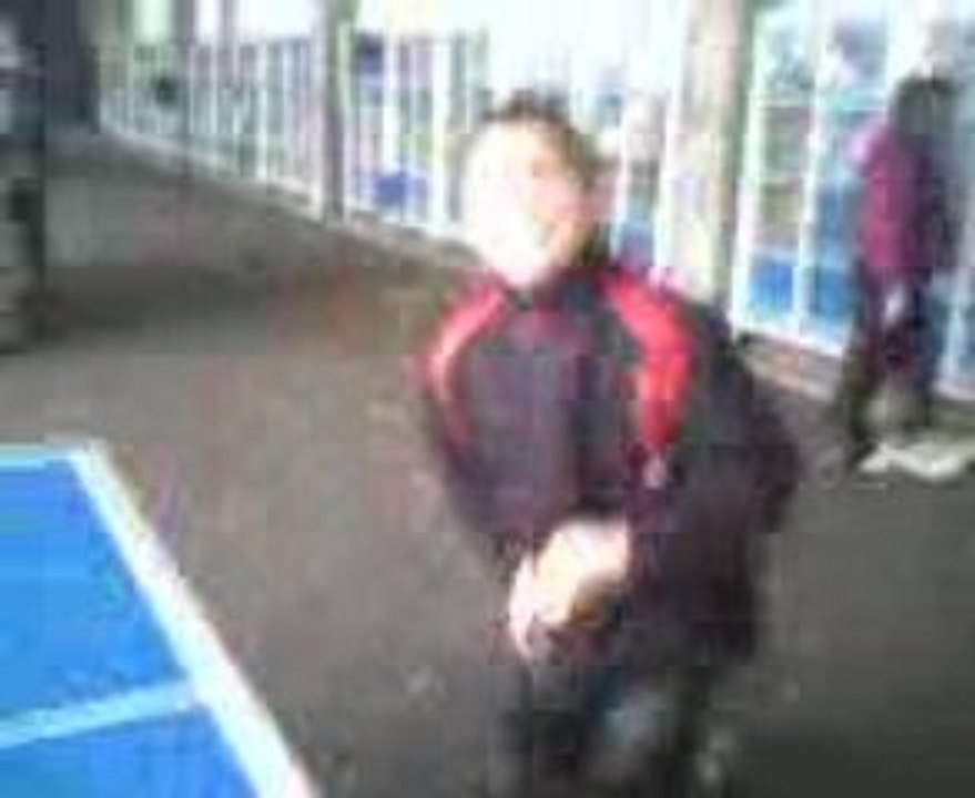 2 cons qui jouent au ping pong