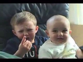 ÇOK AMA ÇOK TATLI İKİ BEBEK DİYALOĞU- Baby Bite Finger