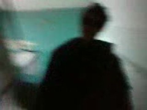 un kéké ds les escaliers