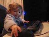 Agathe, clavier, souris... une informaticienne en herbe