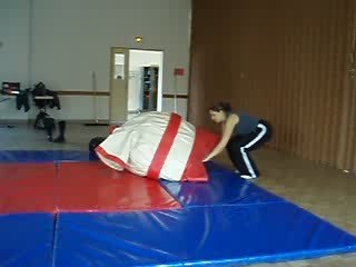 mimie qui se glisse dans son costume