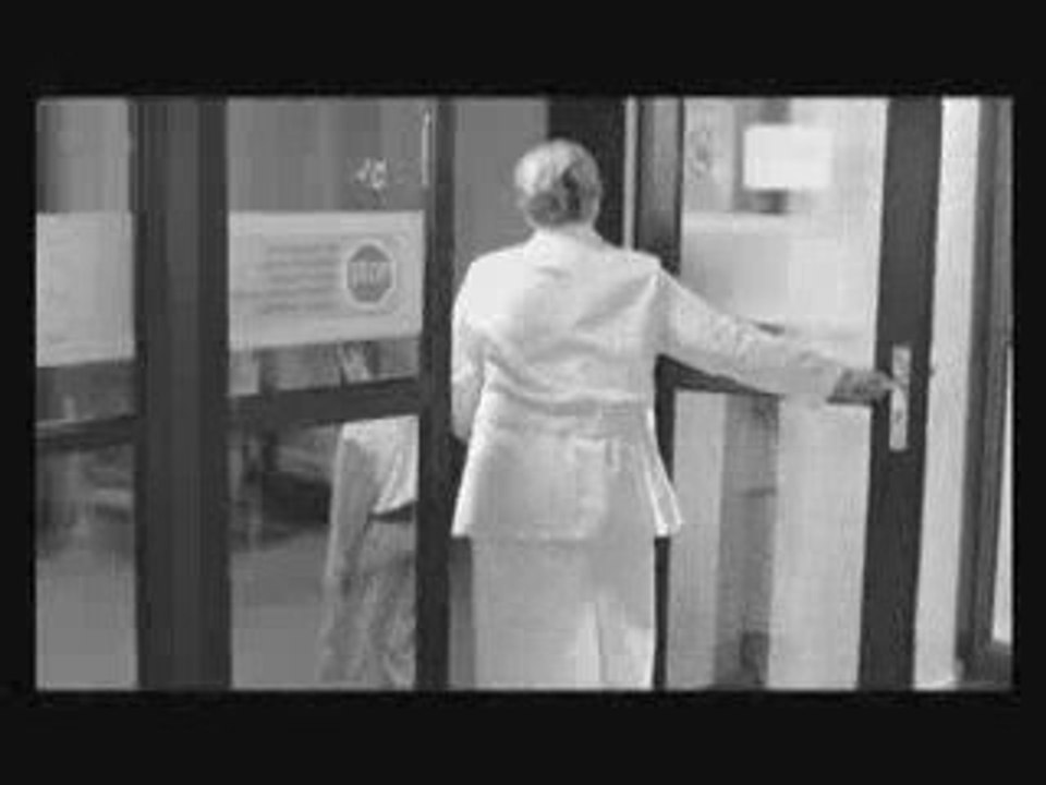 Chłopiec na galopującym koniu zwiastun
