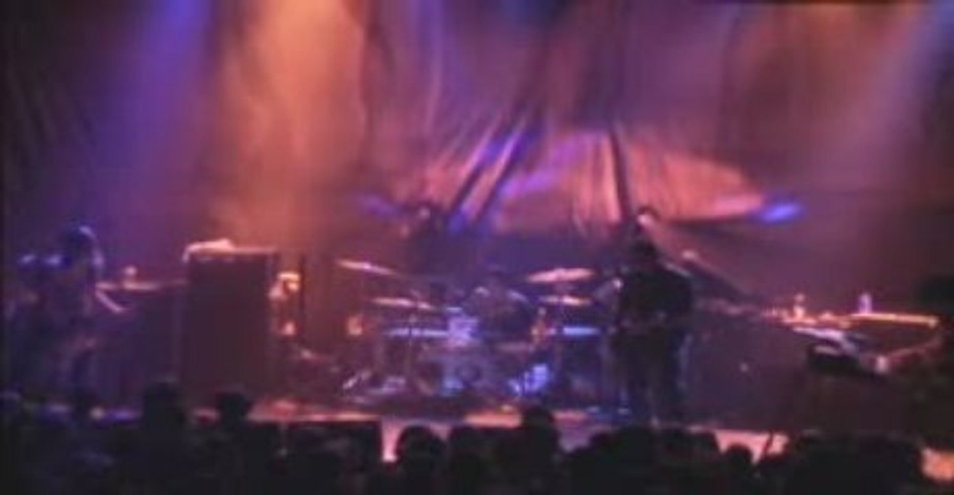 6 QOTSA - God is in the radio Philadelphia with Grohl 2002