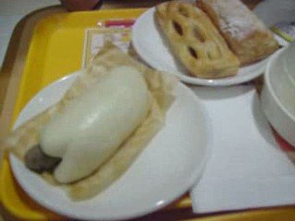 Tama et Kazu mangent a mister donut de Seki (japon)