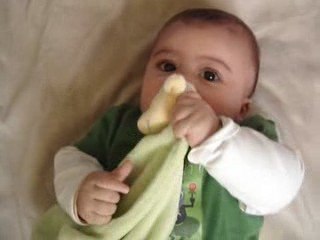 mon bebe avec son doudou