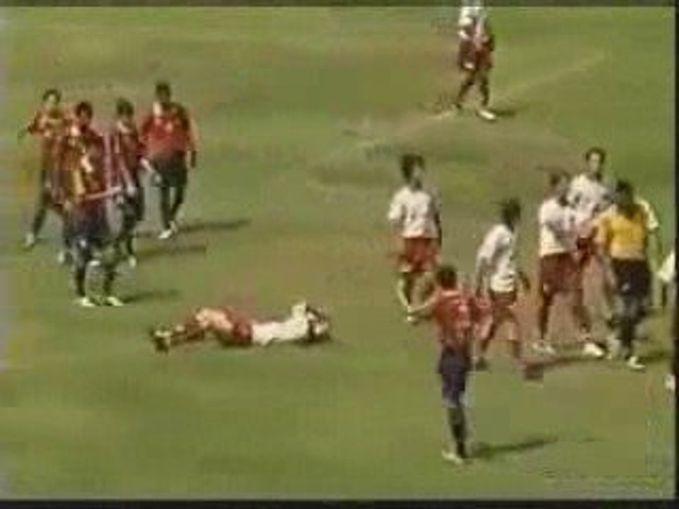 Joueurs-football-coursent-arbitre