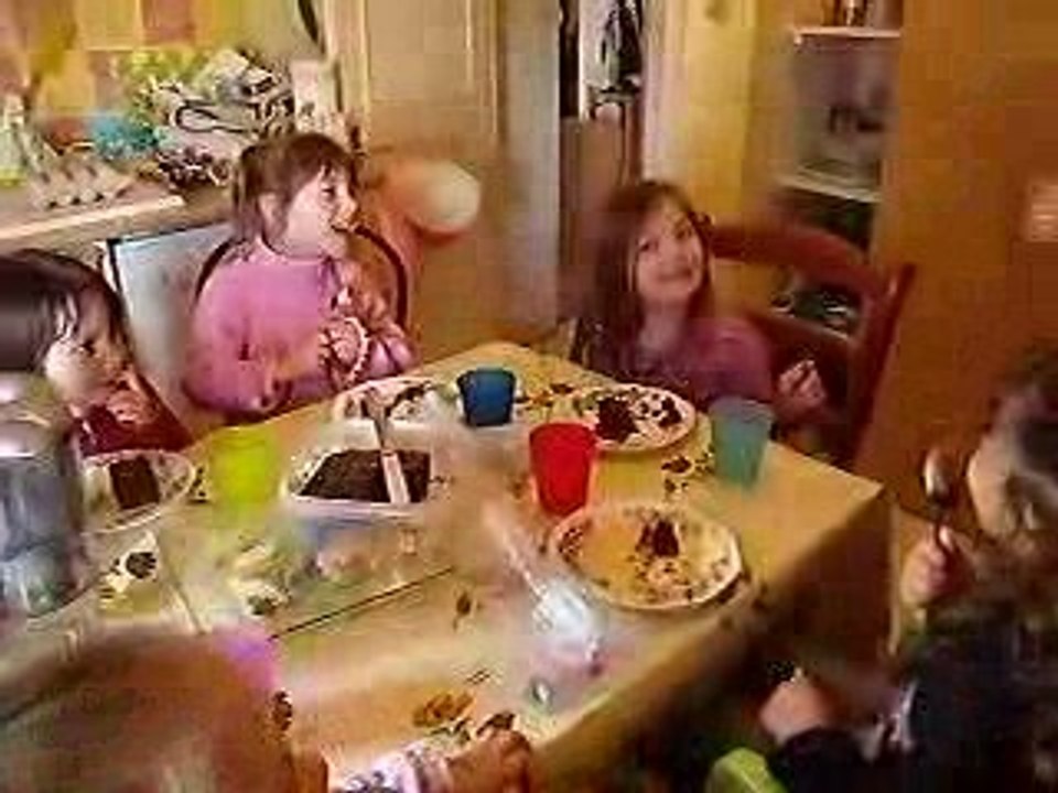 NE TOUCHE PAS A MON GATEAU