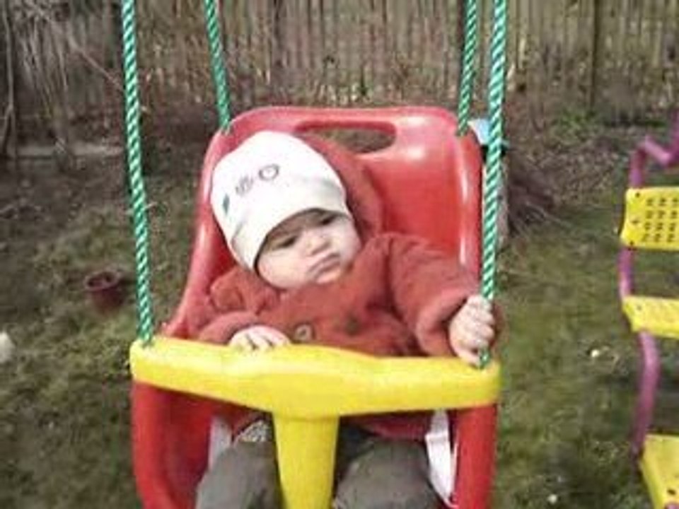 kylian dans sa balançoire