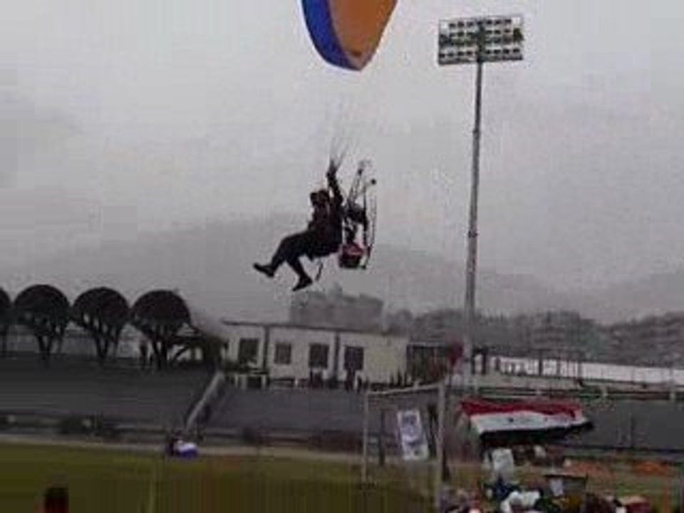 Paramoteur dans le stade de Damas