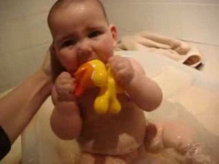 Alia  6 mois 9 jours le bain