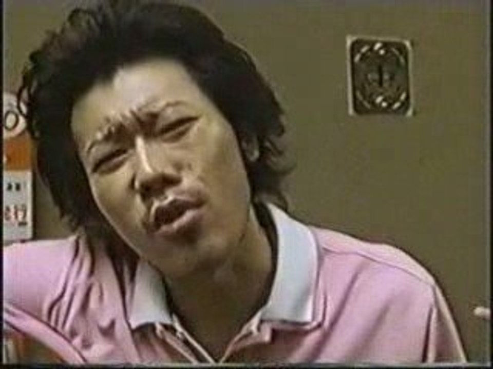 手を振る女