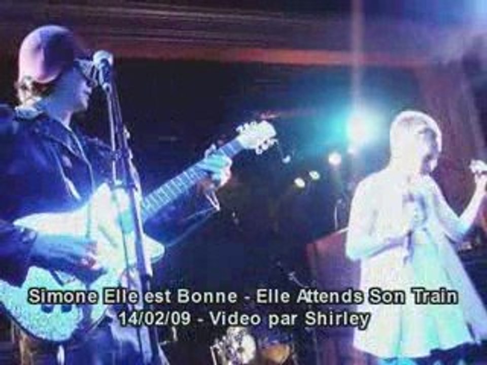 Simone elle est bonne elle attends son train