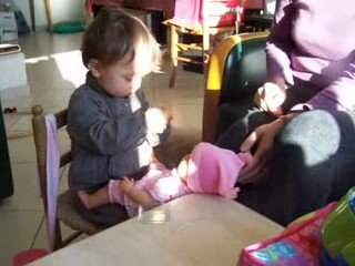 Je donne à manger à ma poupée