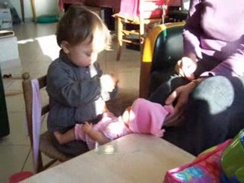 Je donne à manger à ma poupée