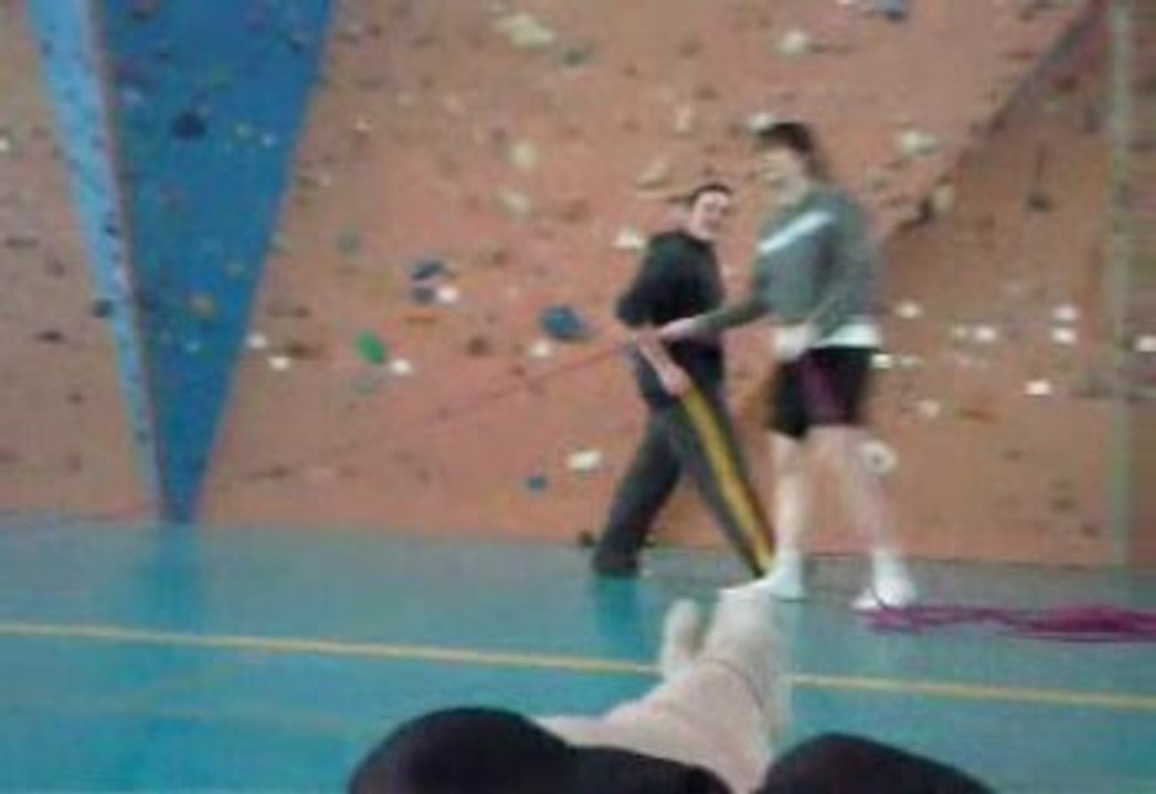 Romain a la corde à sauter.