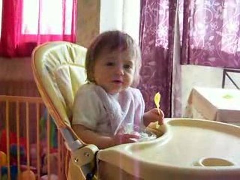 Marie mange son 2ème petit pot toute seule