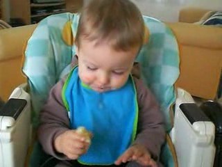 Lou mange une banane