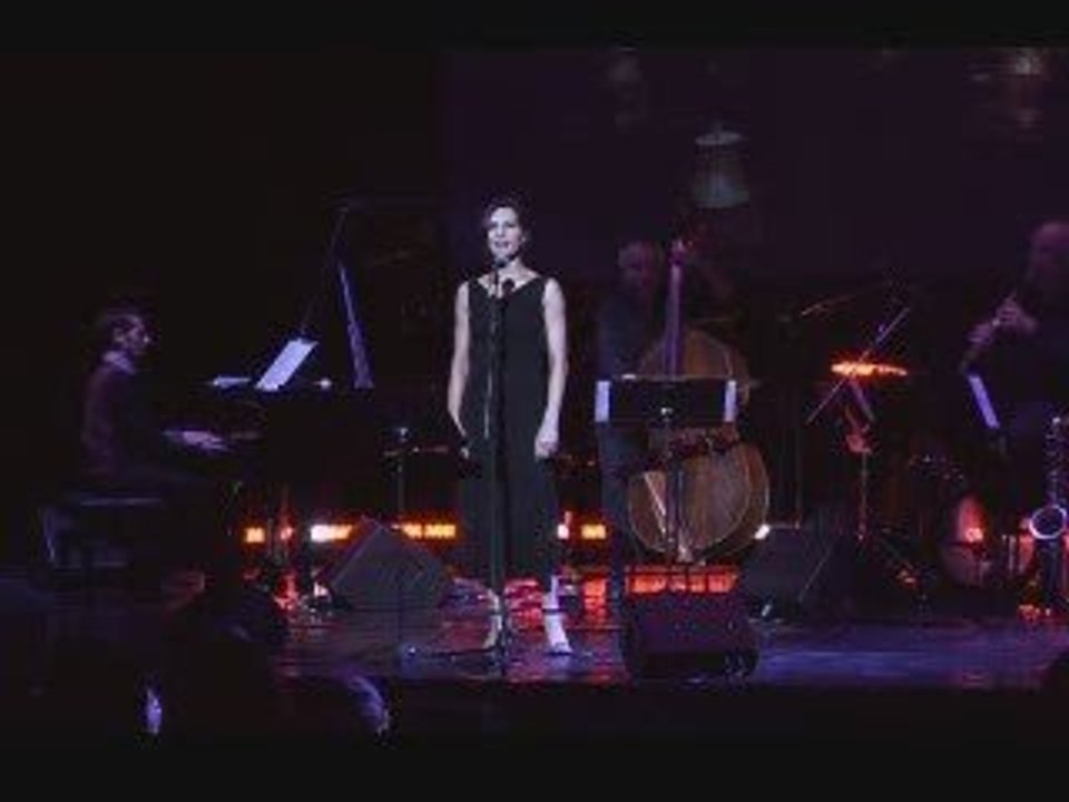 Natalia Millán cantando "Cabaret" al Folies Bergere en Paris