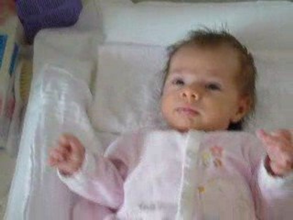 Charlotte sur la table à langer (2e épisode)