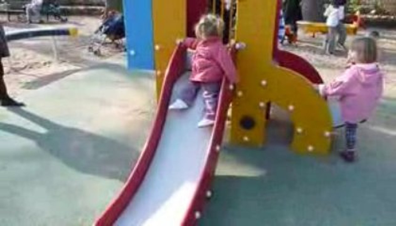 léa fait du tobogan