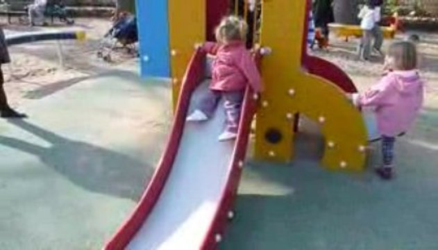 léa fait du tobogan