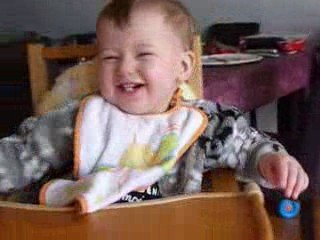 Lilith rigole avec papa pendant le goûter