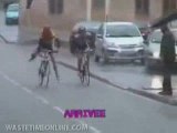 Chute d'un cycliste a l'arrivée